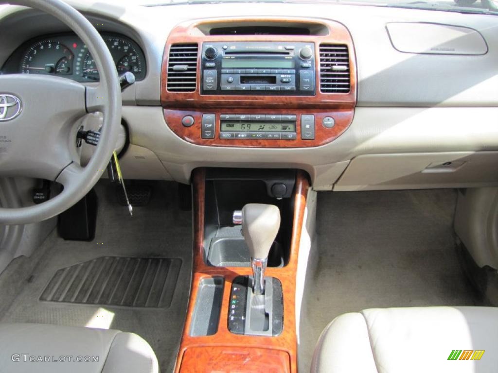 2003 Toyota Camry LE V6 Taupe Dashboard Photo #38792034