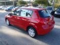 Red Alert - Versa 1.8 S Hatchback Photo No. 3