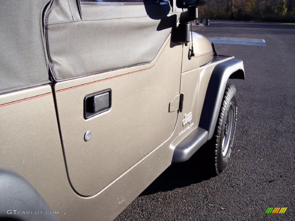 2004 Wrangler SE 4x4 - Light Khaki Metallic / Khaki photo #23