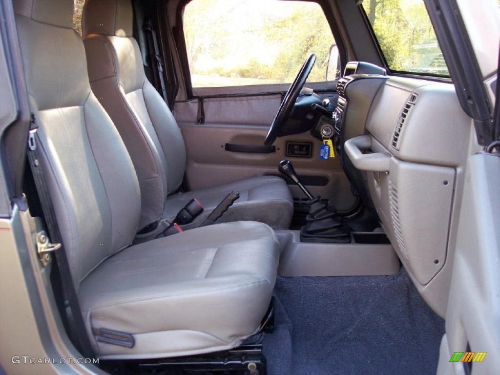 2004 Wrangler SE 4x4 - Light Khaki Metallic / Khaki photo #34