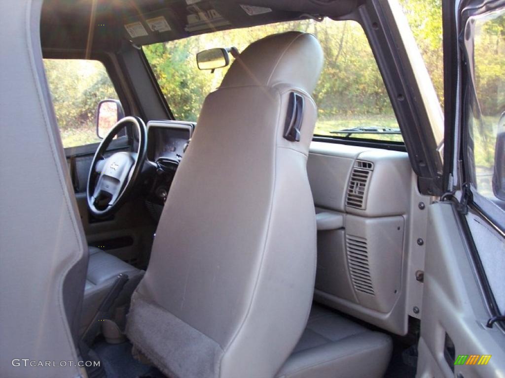 2004 Wrangler SE 4x4 - Light Khaki Metallic / Khaki photo #40