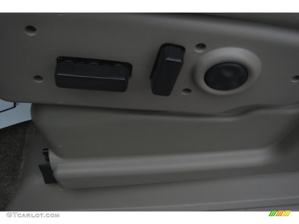 2003 Suburban 1500 LT 4x4 - Light Pewter Metallic / Tan/Neutral photo #24