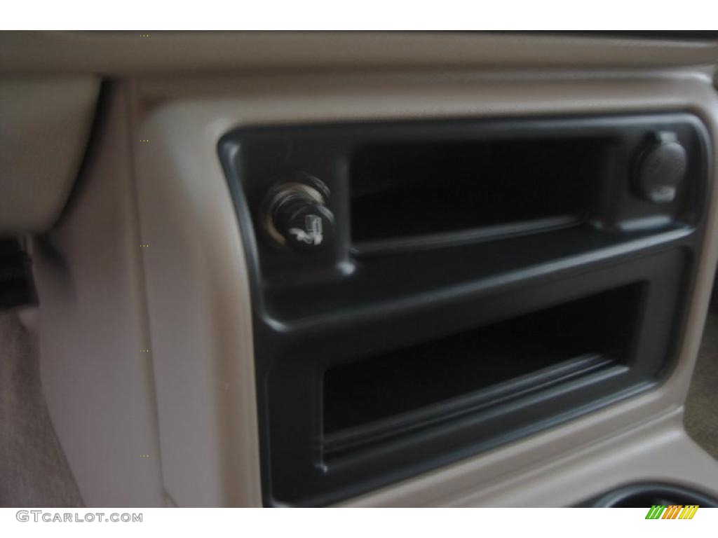 2003 Suburban 1500 LT 4x4 - Light Pewter Metallic / Tan/Neutral photo #32