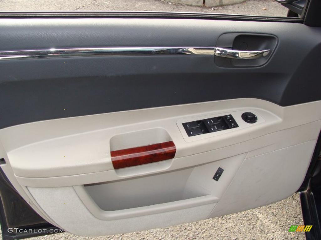 2007 Chrysler 300 C HEMI AWD Dark Khaki/Light Graystone Door Panel Photo #38811708