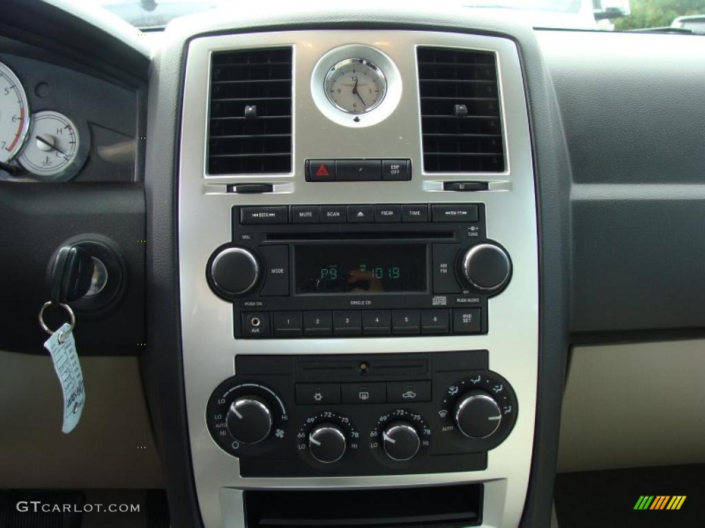 2007 Chrysler 300 C HEMI AWD Controls Photo #38811760