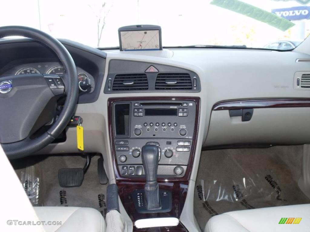 2007 Volvo S60 2.5T AWD Controls Photo #38818472