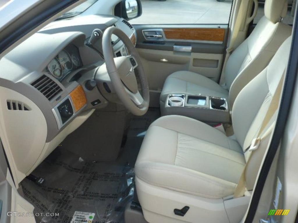 Medium Pebble Beige/Cream Interior 2010 Chrysler Town & Country Limited Photo #38828248