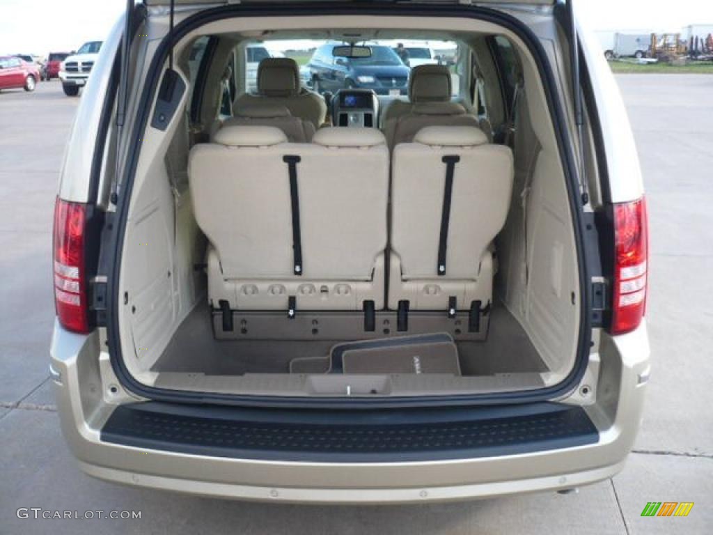 2010 Chrysler Town & Country Limited Trunk Photo #38828280
