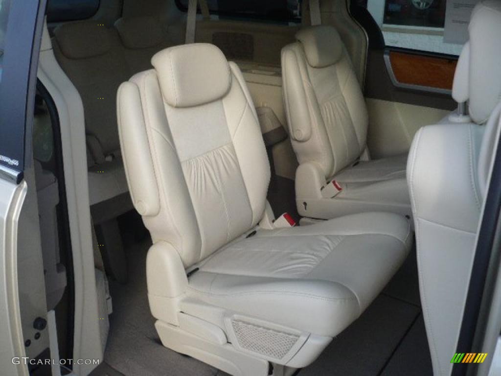 Medium Pebble Beige/Cream Interior 2010 Chrysler Town & Country Limited Photo #38828300