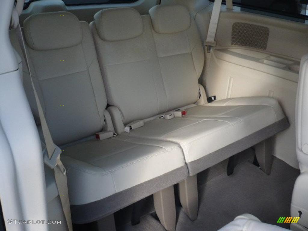 Medium Pebble Beige/Cream Interior 2010 Chrysler Town & Country Limited Photo #38828308
