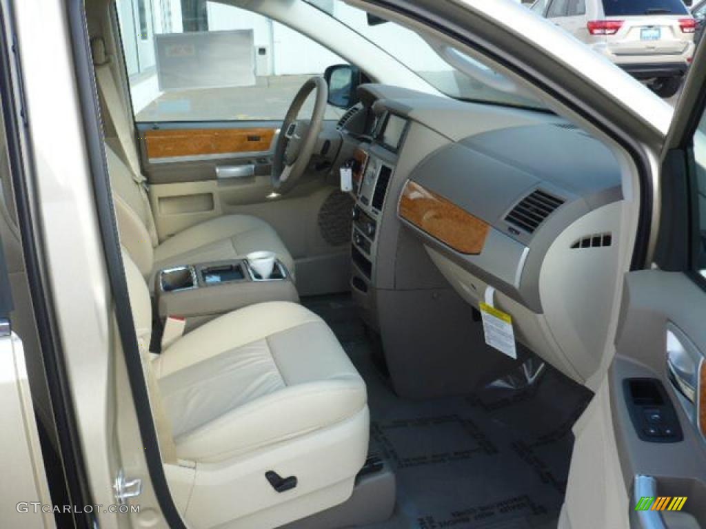 2010 Chrysler Town & Country Limited Medium Pebble Beige/Cream Dashboard Photo #38828325