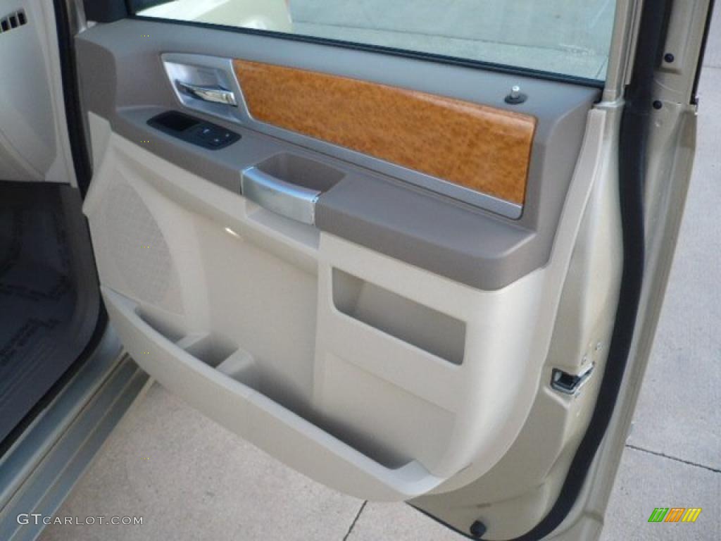 2010 Chrysler Town & Country Limited Medium Pebble Beige/Cream Door Panel Photo #38828344
