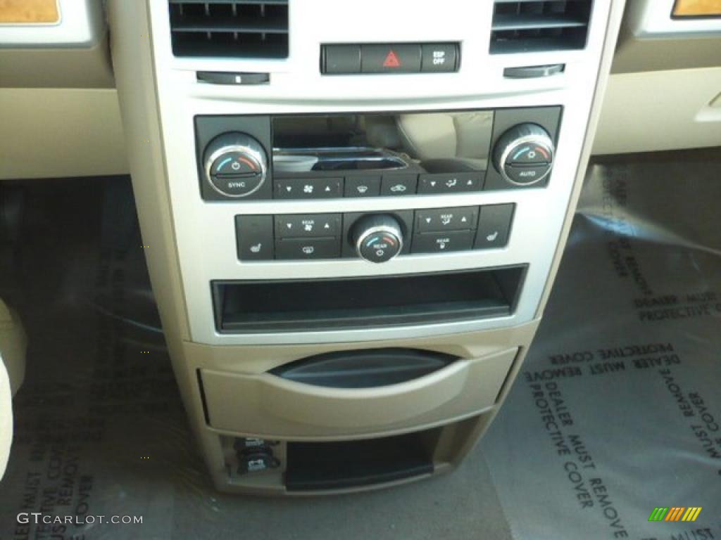 2010 Chrysler Town & Country Limited Controls Photo #38828392
