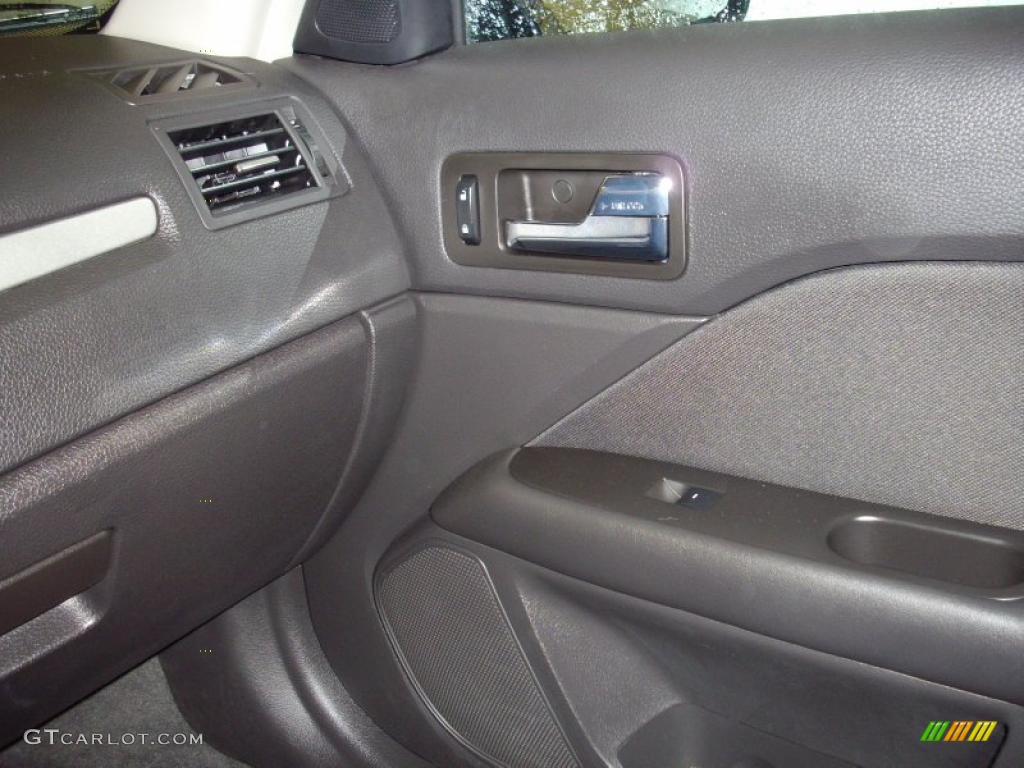 2010 Fusion SE V6 - Brilliant Silver Metallic / Charcoal Black photo #12