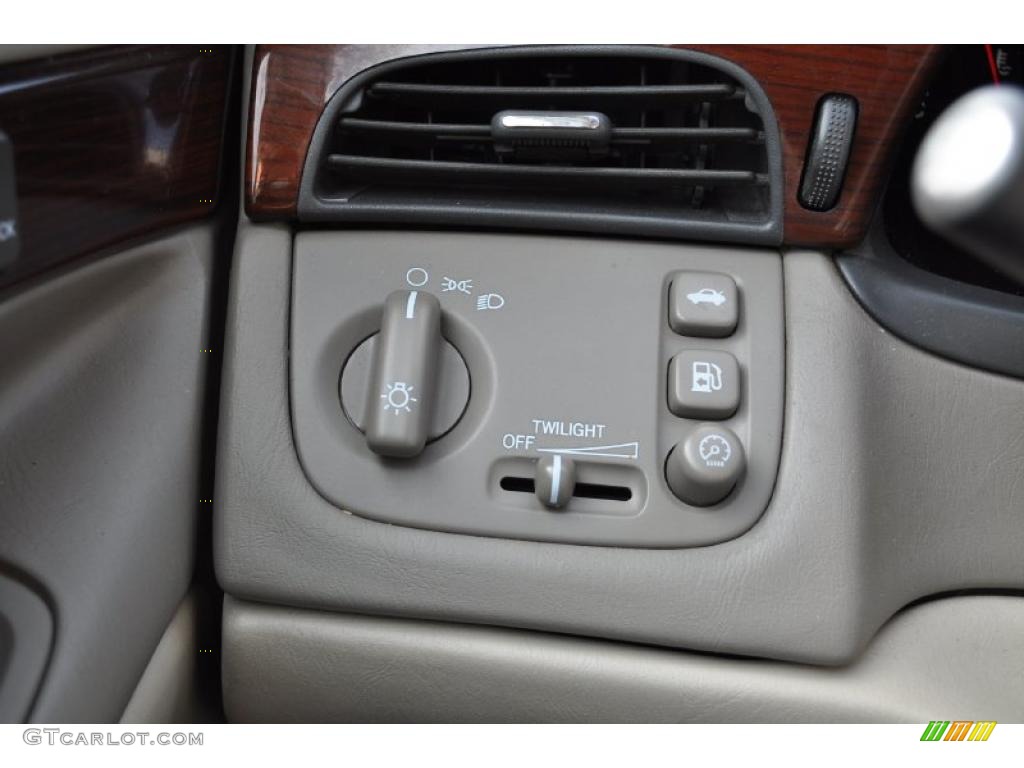 2002 Cadillac DeVille DHS Controls Photo #38846992