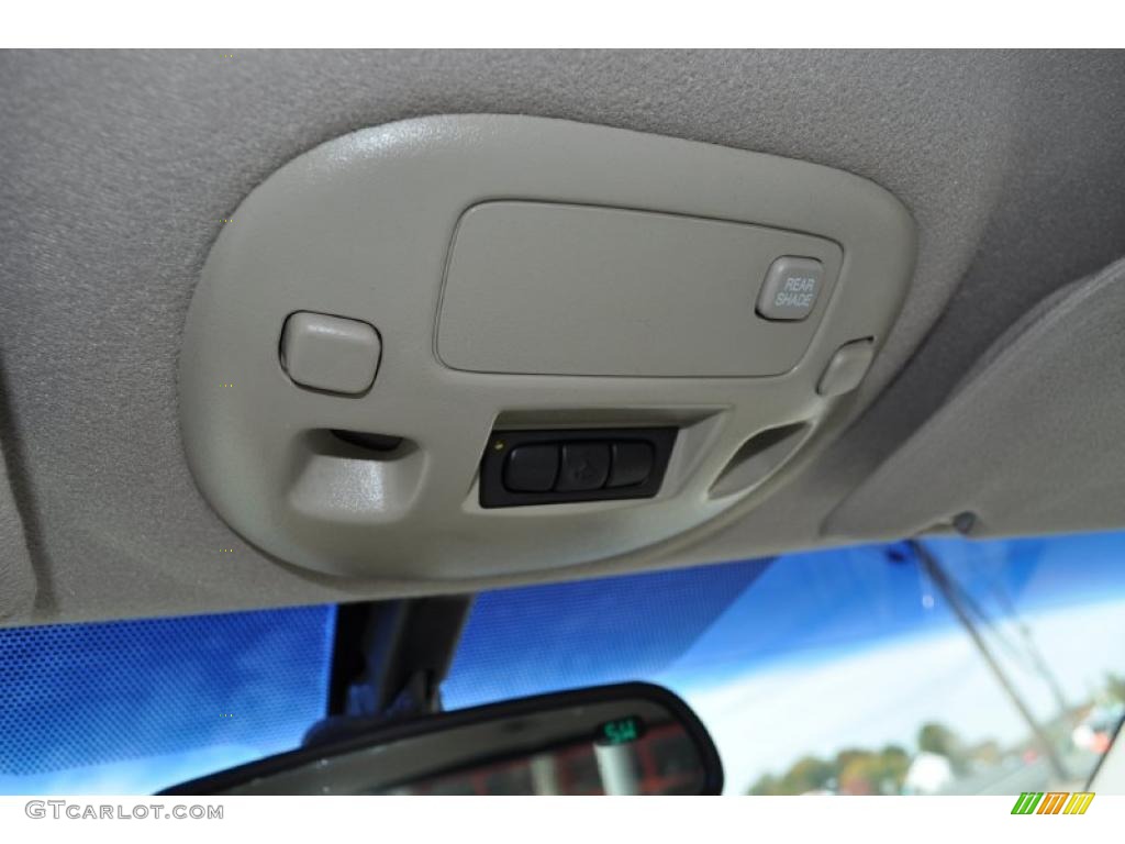 2002 Cadillac DeVille DHS Controls Photo #38847056