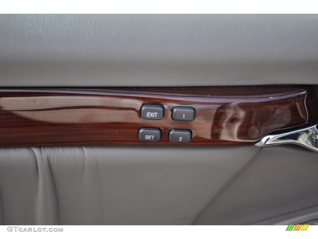 2002 Cadillac DeVille DHS Controls Photo #38847088
