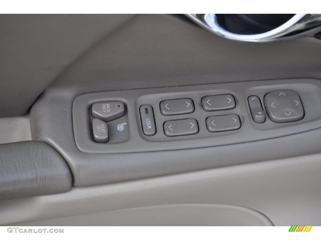 2002 Cadillac DeVille DHS Controls Photo #38847100