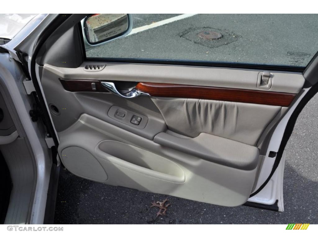 2002 Cadillac DeVille DHS Neutral Shale Door Panel Photo #38847128