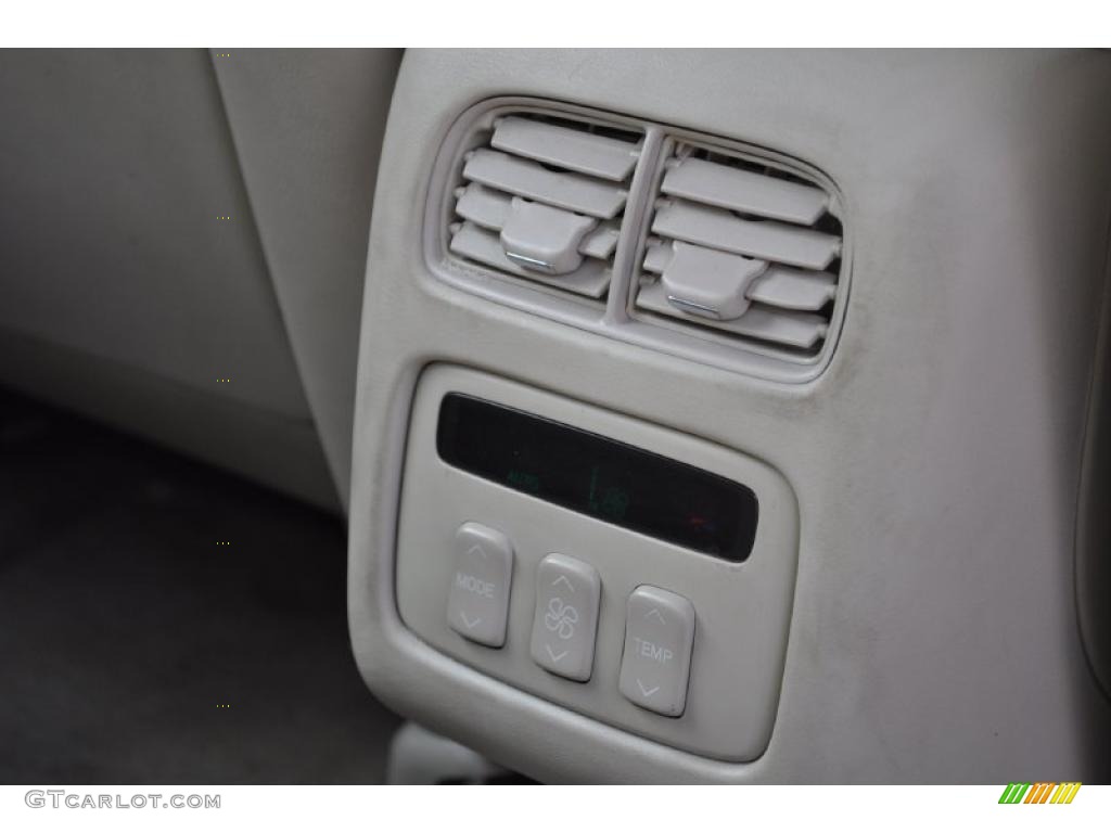 2002 Cadillac DeVille DHS Controls Photo #38847164