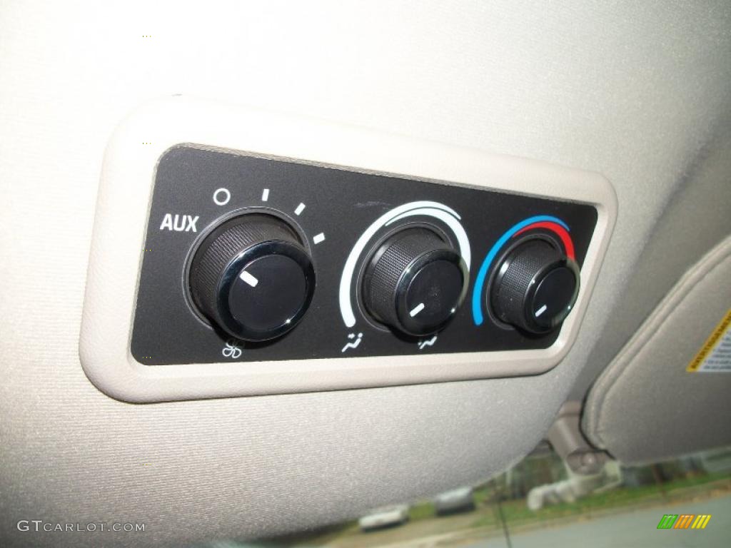 2011 Chevrolet Express LT 1500 Passenger Van Controls Photo #38852447