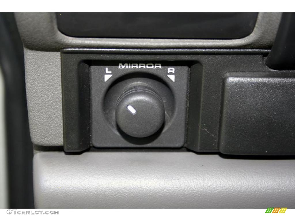 2002 Land Rover Discovery II SE Controls Photo #38854644