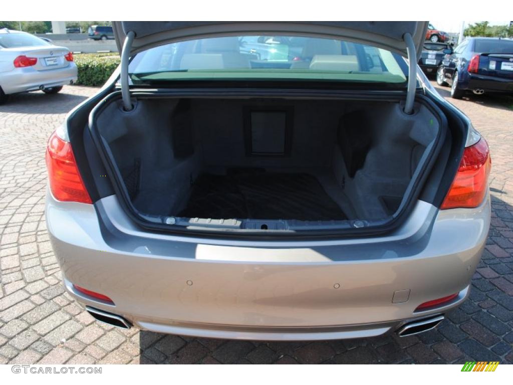 2010 BMW 7 Series 750Li Sedan Trunk Photo #38855640