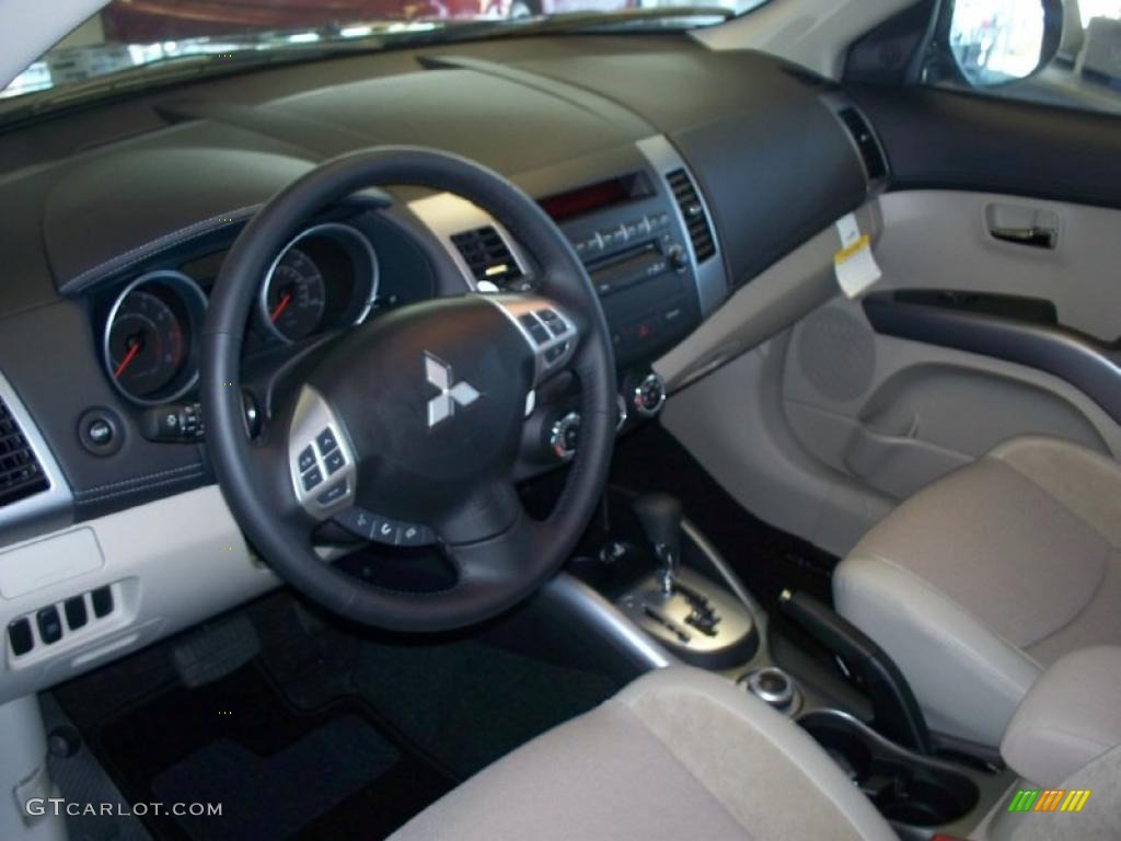 Beige Interior 2010 Mitsubishi Outlander XLS 4WD Photo #38858712