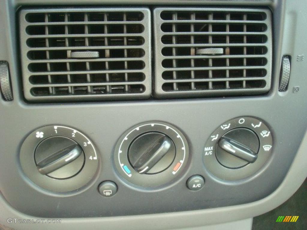 2004 Explorer XLS 4x4 - Dark Blue Pearl Metallic / Graphite photo #16