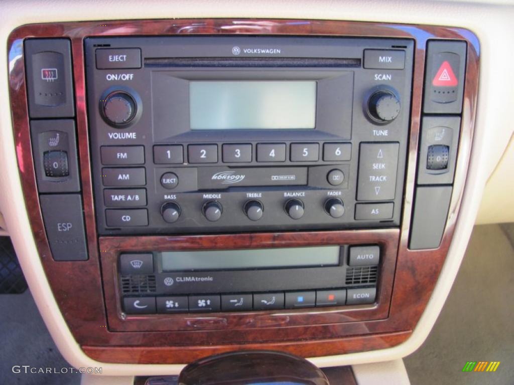 2004 Volkswagen Passat GLX 4Motion Wagon Controls Photo #38871972