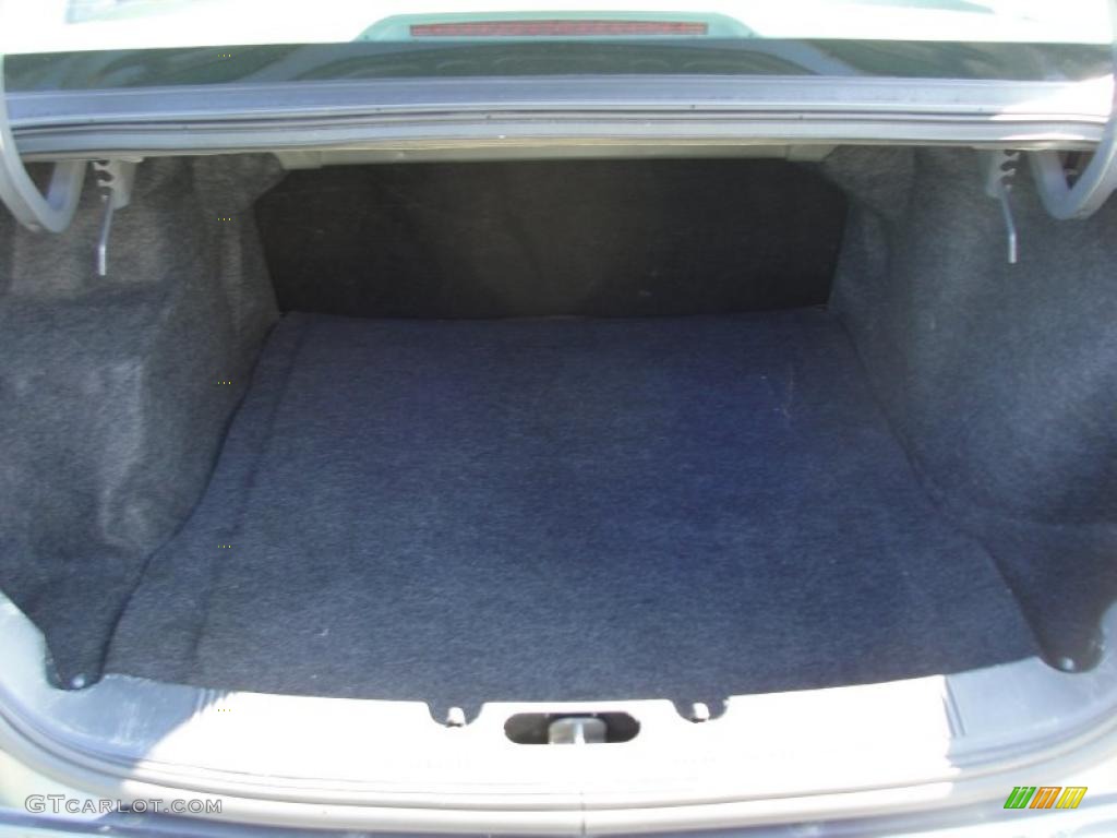 2004 Ford Taurus SE Sedan Trunk Photo #38881573