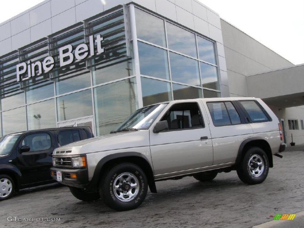 1995 Pathfinder XE 4x4 - Champagne Pearl Metallic / Gray photo #1