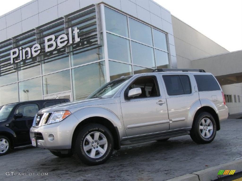 Silver Lightning Nissan Pathfinder