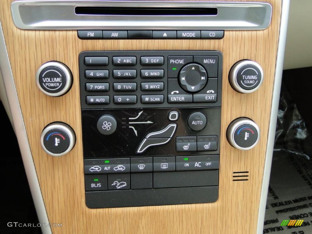 2010 Volvo XC60 3.2 AWD Controls Photo #38890910