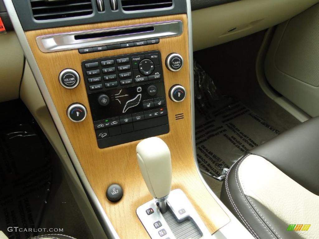 2010 Volvo XC60 3.2 AWD Controls Photo #38891306