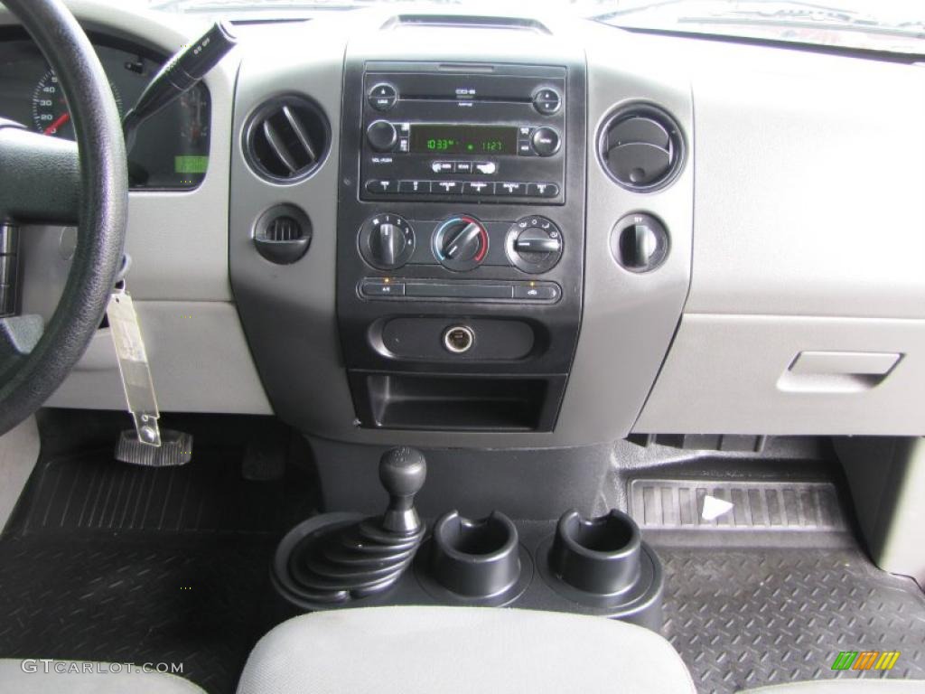 2005 F150 STX SuperCab 4x4 - Oxford White / Medium Flint Grey photo #10