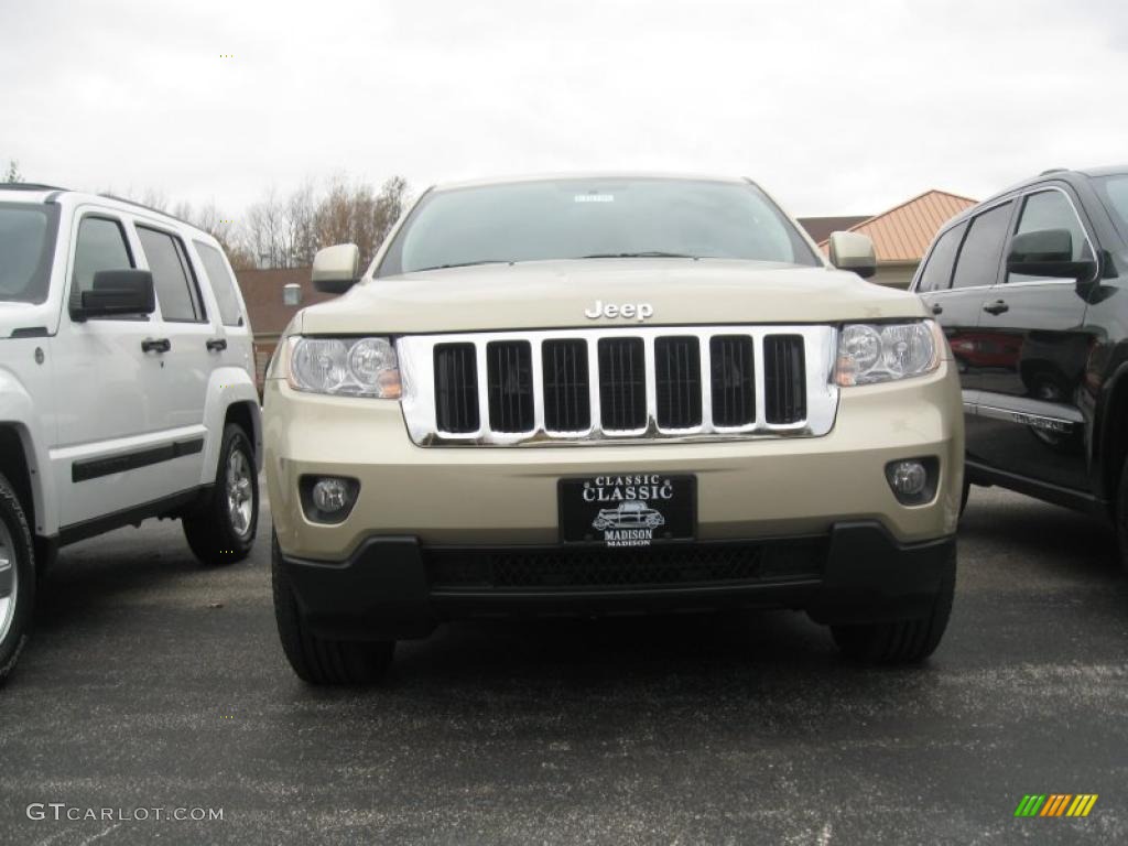 2011 Grand Cherokee Laredo 4x4 - White Gold Metallic / Black photo #2