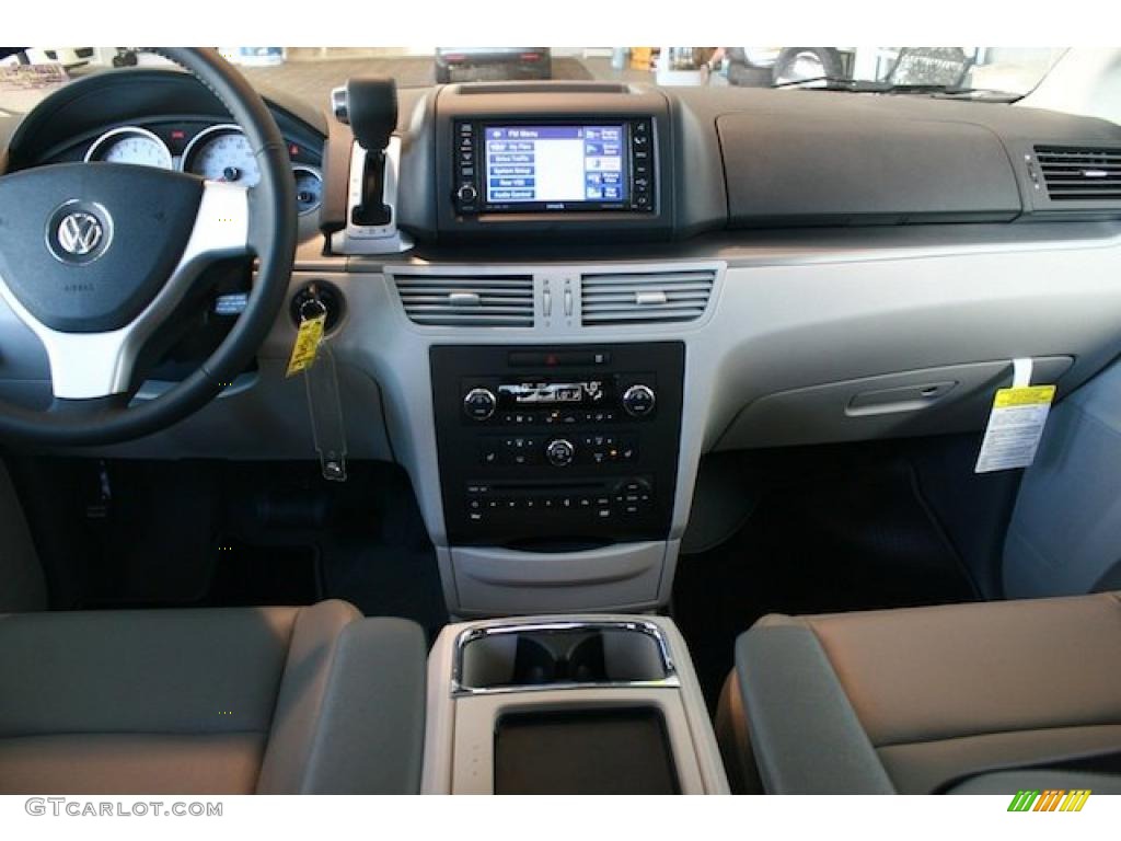 2010 Volkswagen Routan SEL Aero Gray Dashboard Photo #38903370