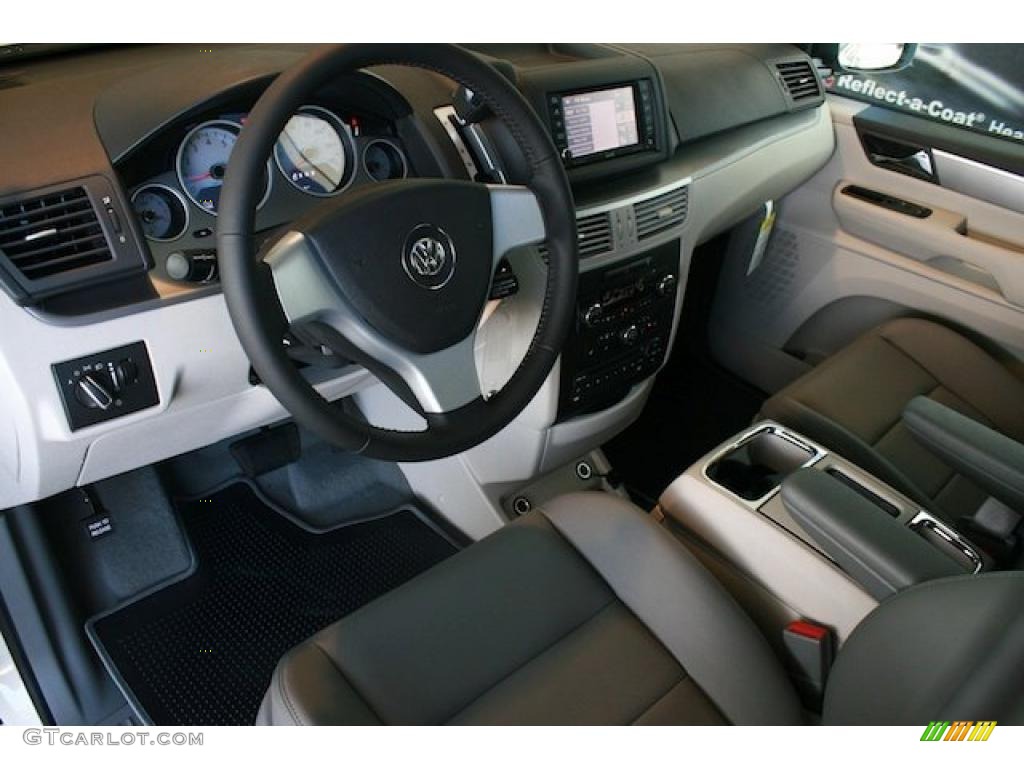 Aero Gray Interior 2010 Volkswagen Routan SEL Photo #38903482