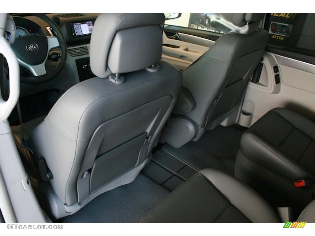 Aero Gray Interior 2010 Volkswagen Routan SEL Photo #38903522
