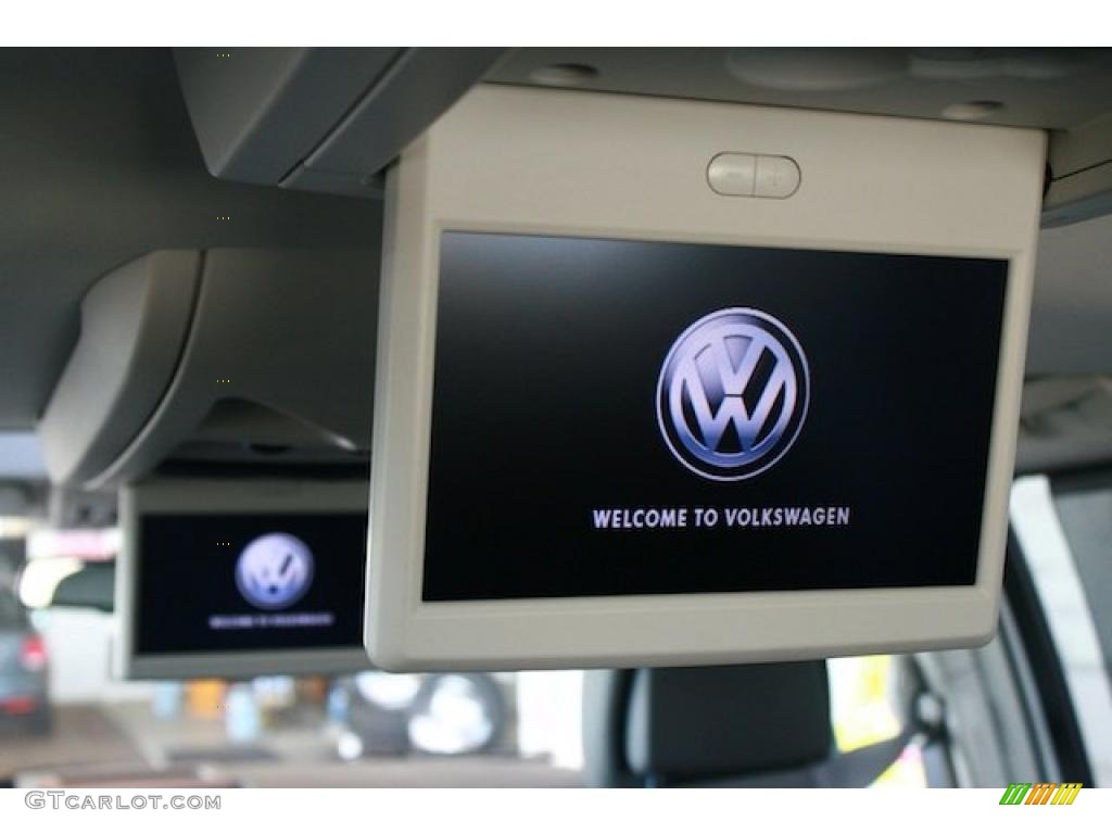 2010 Volkswagen Routan SEL Controls Photo #38903594