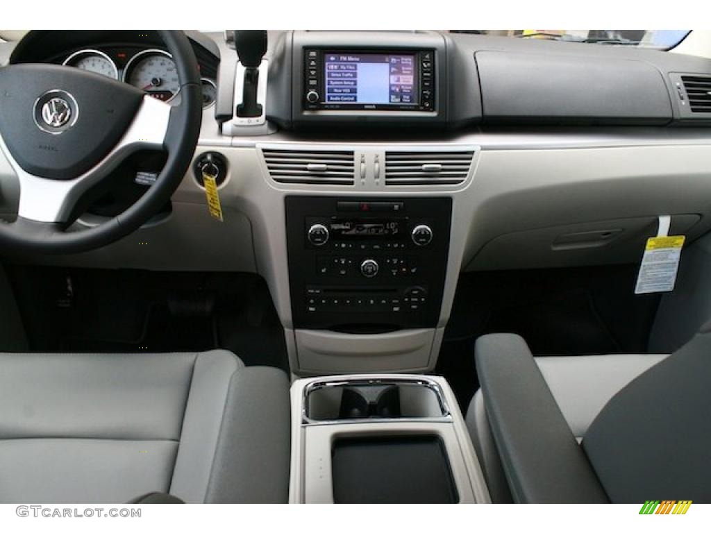 2010 Volkswagen Routan SEL Aero Gray Dashboard Photo #38903742