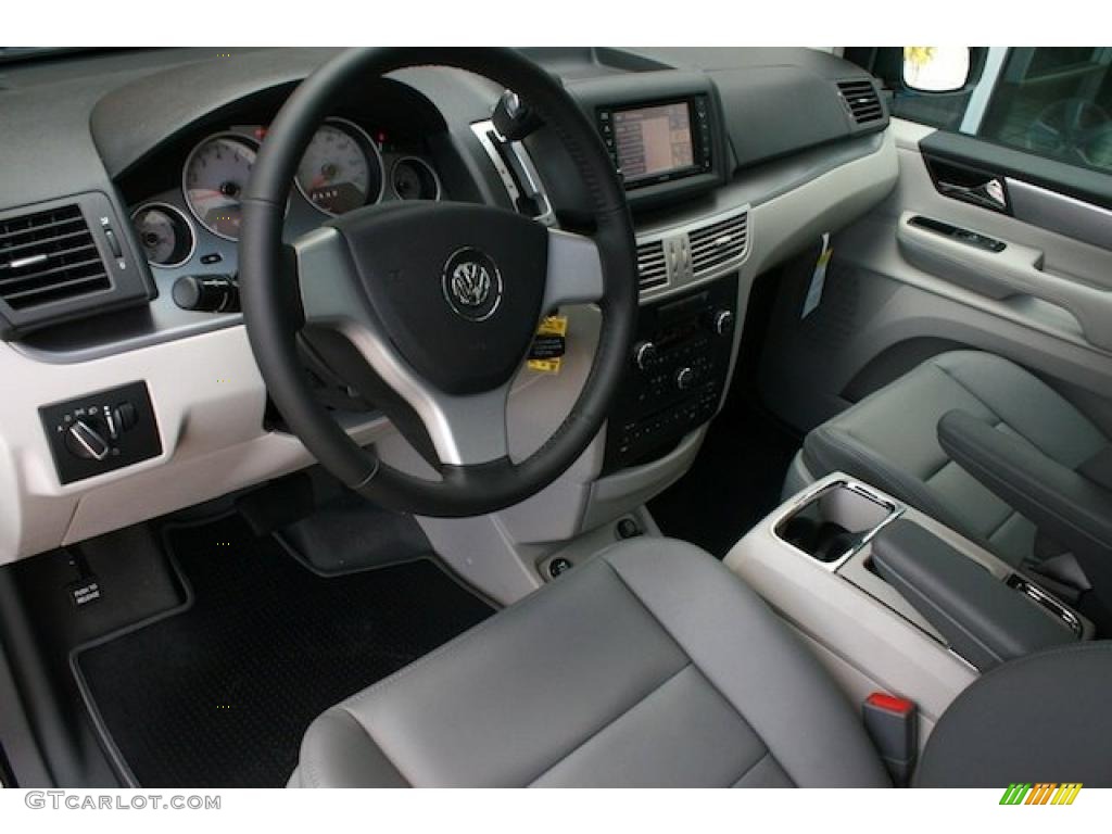 Aero Gray Interior 2010 Volkswagen Routan SEL Photo #38903858