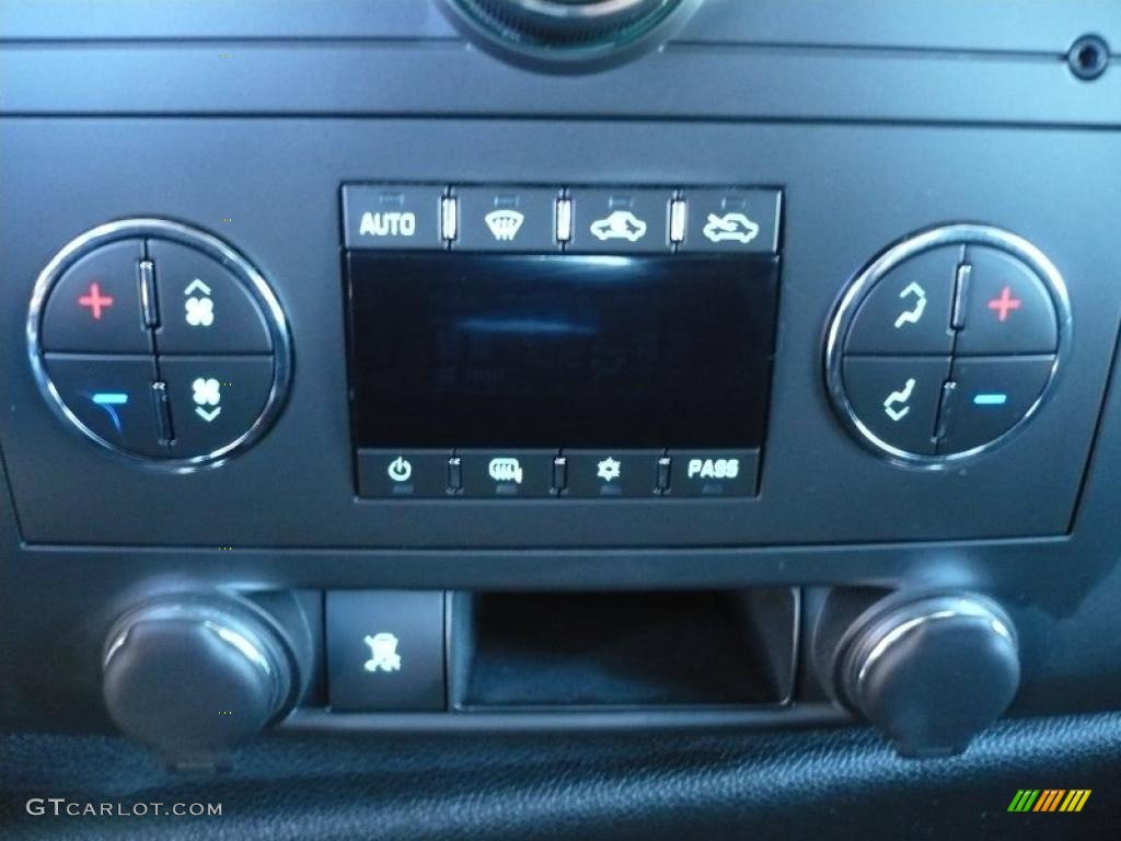 2009 Chevrolet Silverado 2500HD LT Extended Cab 4x4 Controls Photo #38914598