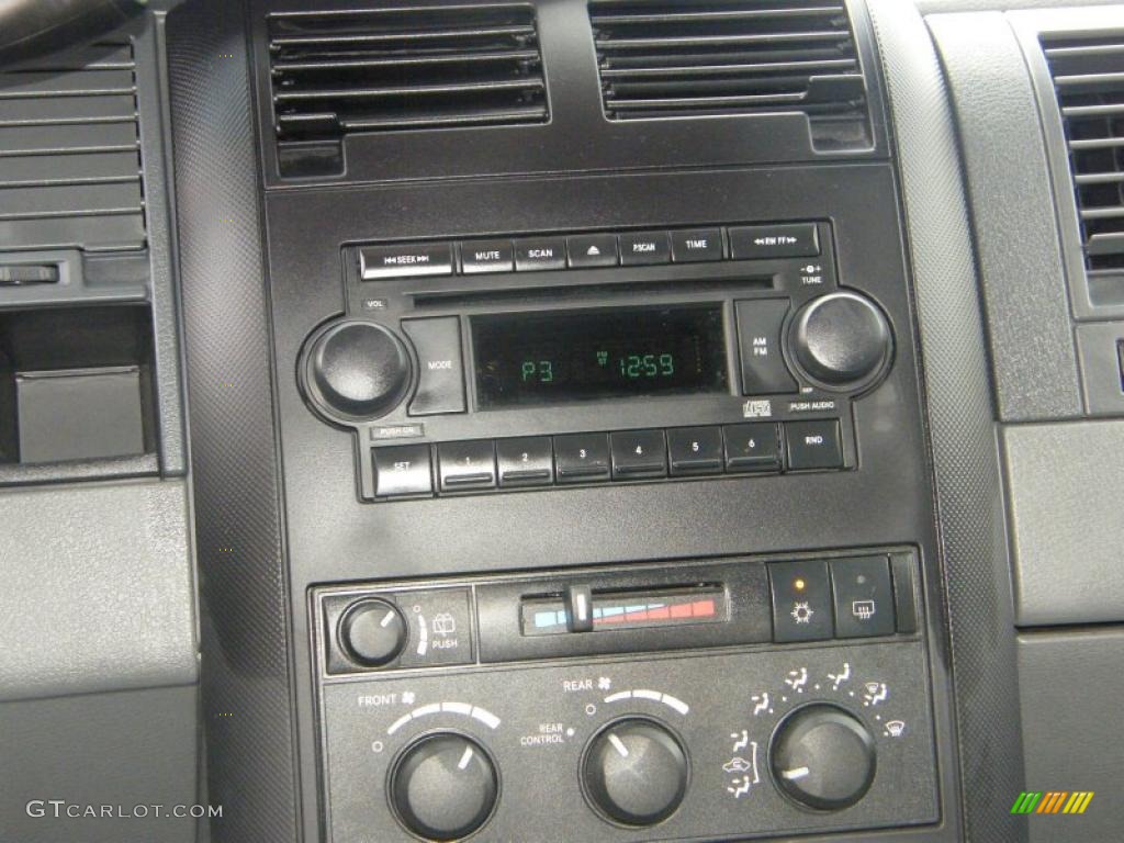 2005 Dodge Durango ST Controls Photo #38915990