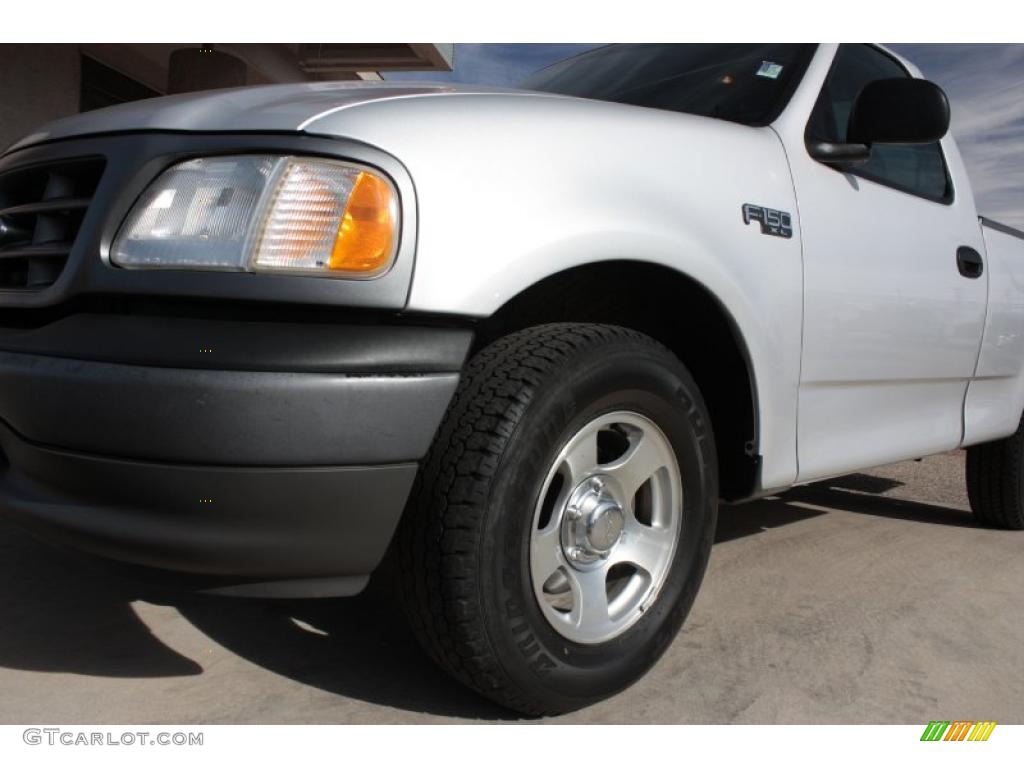 2002 F150 XL Regular Cab - Silver Metallic / Medium Graphite photo #17