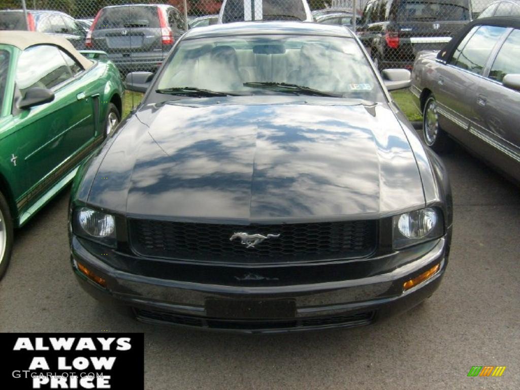 2005 Mustang V6 Deluxe Coupe - Black / Medium Parchment photo #2