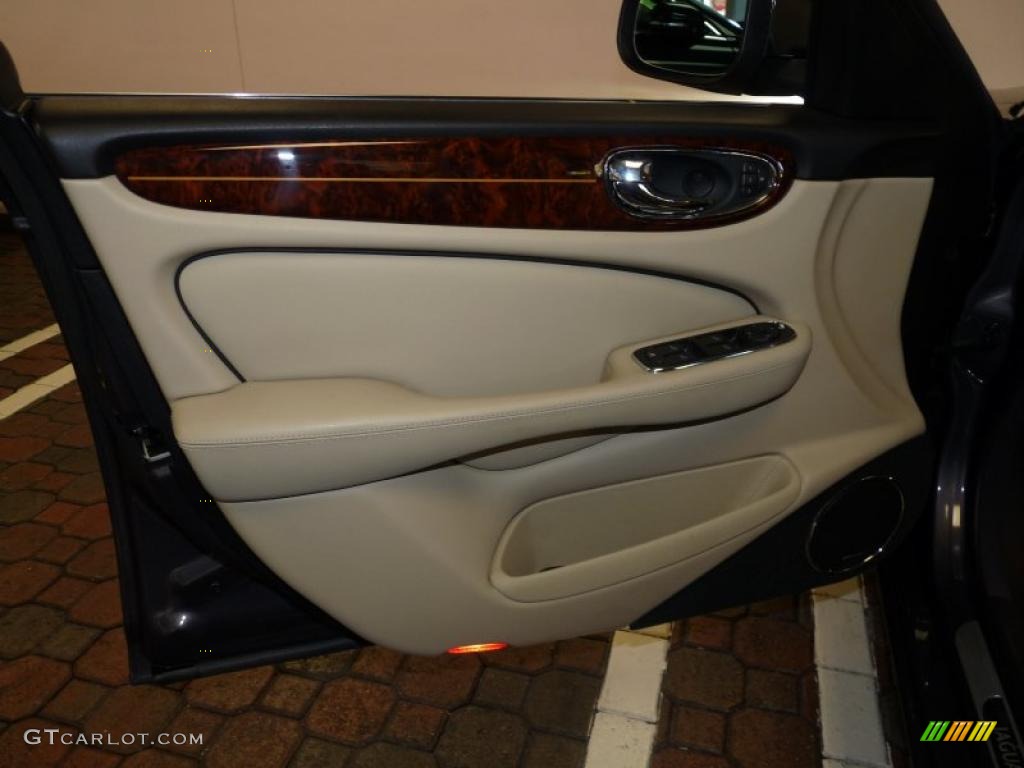 2008 Jaguar XJ Vanden Plas Champagne/Charcoal Door Panel Photo #38927902