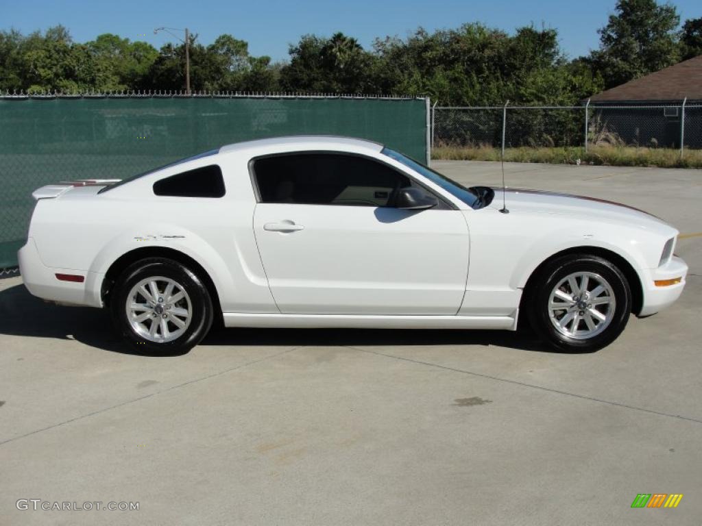 2007 Mustang V6 Deluxe Coupe - Performance White / Medium Parchment photo #2