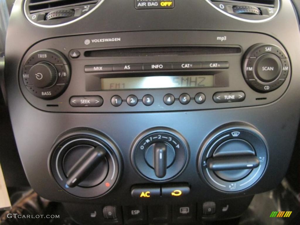 2010 Volkswagen New Beetle Red Rock Edition Coupe Controls Photo #38930398